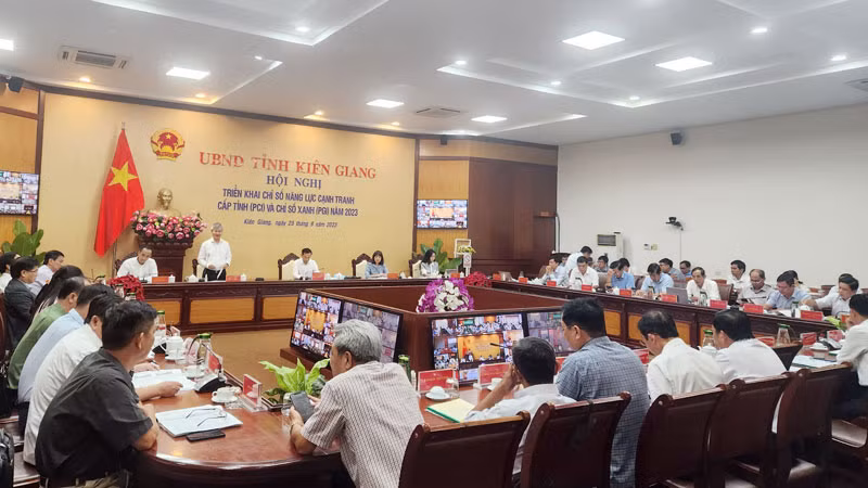 Ông Võ Tân Thành, Phó Chủ tịch Liên đoàn Thương mại và Công nghiệp Việt Nam phát biểu. Ông Võ Tân Thành, Phó Chủ tịch Liên đoàn Thương mại và Công nghiệp Việt Nam phát biểu.