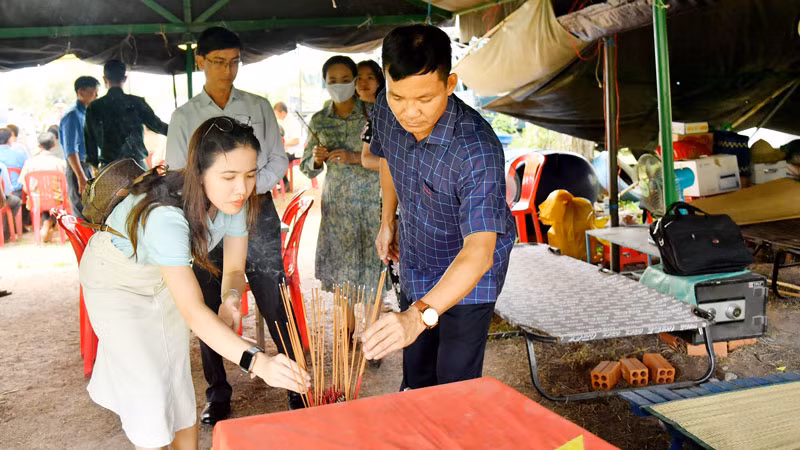 Thành viên Đoàn công tác tỉnh Kiên Giang thắp hương phần hài cốt liệt sĩ do Đội K92 tìm kiếm, quy tập trên nước bạn Campuchia.