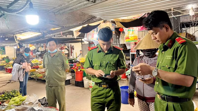 Công an Kiên Giang hướng dẫn người dân cài đặt ứng dụng VNeID. Công an Kiên Giang hướng dẫn người dân cài đặt ứng dụng VNeID.