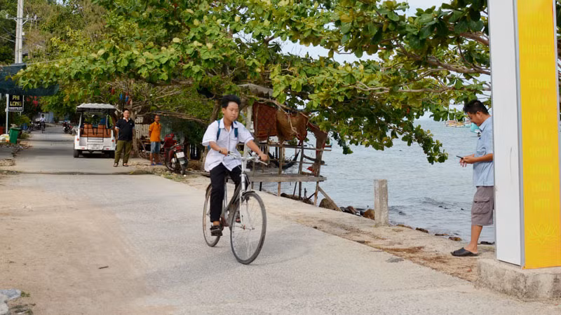 Học sinh Trường tiểu học và trung học cơ sở Tiên Hải, xã Tiên Hải, thành phố Hà Tiên, tỉnh Kiên Giang đến trường. Học sinh Trường tiểu học và trung học cơ sở Tiên Hải, xã Tiên Hải, thành phố Hà Tiên, tỉnh Kiên Giang đến trường.