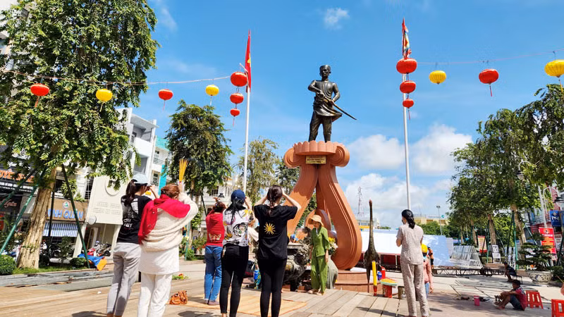 Người dân thắp hương tượng Anh hùng dân tộc Nguyễn Trung Trực. Người dân thắp hương tượng Anh hùng dân tộc Nguyễn Trung Trực.