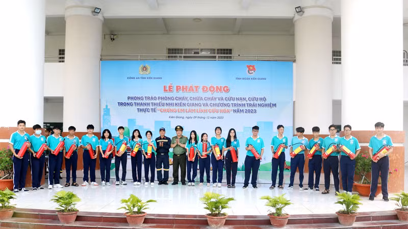 Ban tổ chức trao tặng bình chữa cháy cho các em học sinh trang bị tại hộ gia đình để hưởng ứng phong trào “Nhà tôi có bình chữa cháy”.