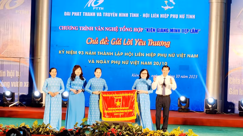 Hội Liên hiệp phụ nữ tỉnh Kiên Giang nhận cờ thi đua của Thủ tướng Chính phủ. Hội Liên hiệp phụ nữ tỉnh Kiên Giang nhận cờ thi đua của Thủ tướng Chính phủ.