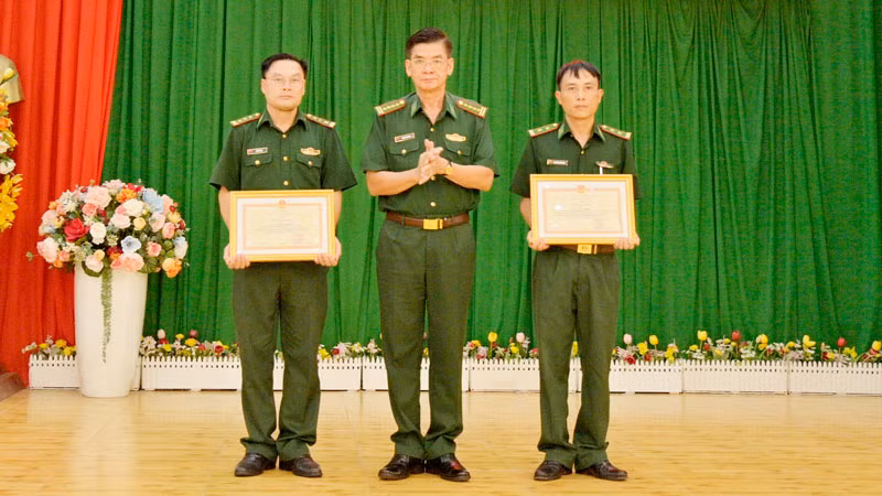 Đại tá Huỳnh Văn Đông, Chính ủy Bộ đội Biên phòng tỉnh Kiên Giang trao bằng khen của Chính ủy Bộ đội Biên phòng cho các tập thể và cá nhân.