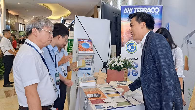 Đại biểu tham quan những thiết bị, vật liệu và công nghệ tiên tiến nhất từ các nhà phát triển dự án, các tổ chức quốc tế uy tín và hơn 40 đơn vị cung cấp giải pháp và sản phẩm hàng đầu trong và ngoài nước. Đại biểu tham quan những thiết bị, vật liệu và công nghệ tiên tiến nhất từ các nhà phát triển dự án, các tổ chức quốc tế uy tín và hơn 40 đơn vị cung cấp giải pháp và sản phẩm hàng đầu trong và ngoài nước.