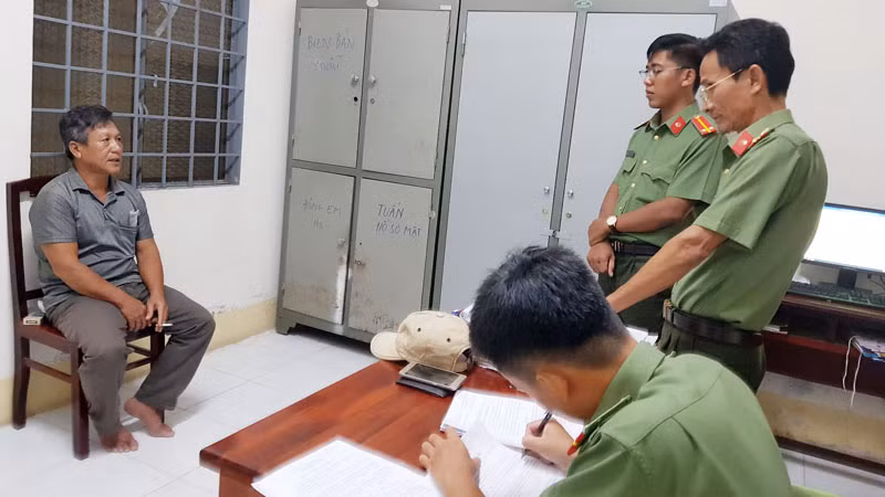 Công an làm việc với đối tượng Phạm Chí Dũng. (Ảnh Công an cung cấp)