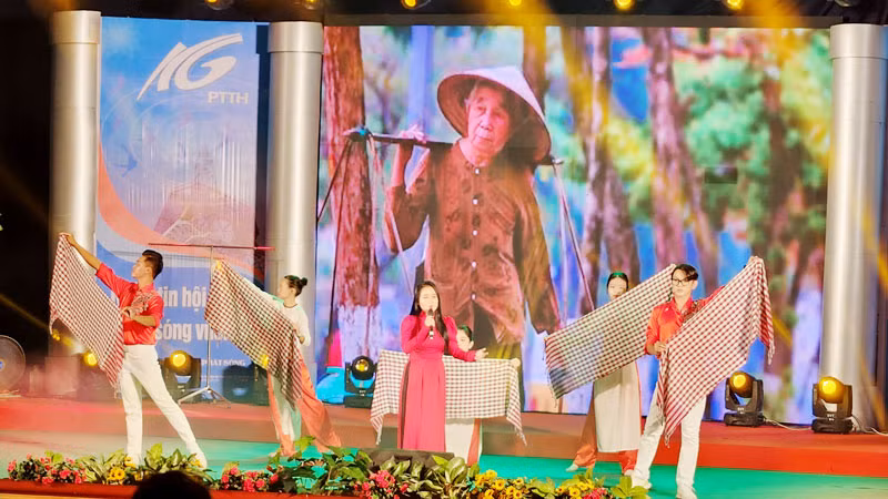Tiết mục văn nghệ kỷ niệm 93 năm thành lập Hội Liên hiệp phụ nữ Việt Nam. 