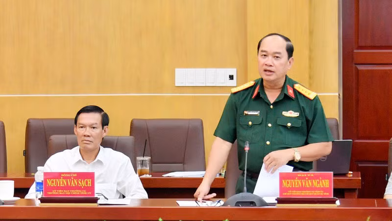 Đại diện Bộ Chỉ huy Quân sự tỉnh Kiên Giang phát biểu tại buổi làm việc. Đại diện Bộ Chỉ huy Quân sự tỉnh Kiên Giang phát biểu tại buổi làm việc.