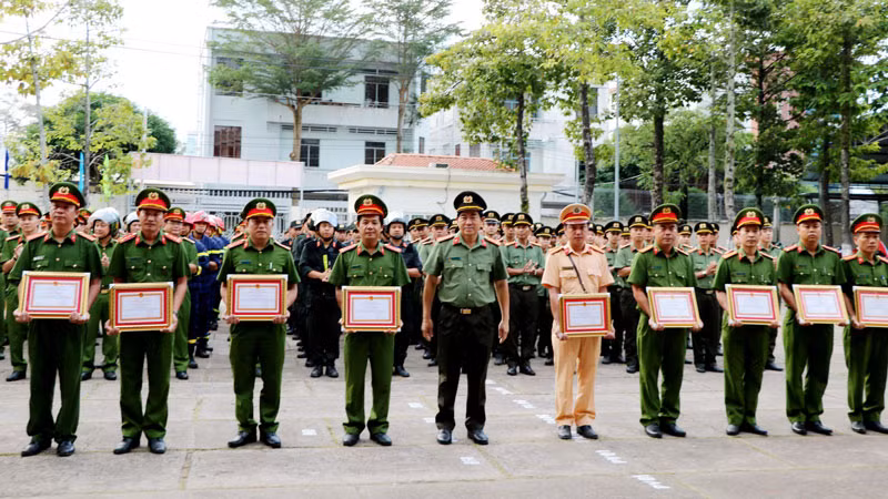 Giám đốc Công an tỉnh Kiên Giang đã tặng giấy khen cho cá nhân vì đã có thành tích trong công tác tuần tra, kiểm soát bảo đảm trật tự an toàn giao thông và phòng, chống tội phạm trên địa bàn tỉnh Kiên Giang. Giám đốc Công an tỉnh Kiên Giang đã tặng giấy khen cho cá nhân vì đã có thành tích trong công tác tuần tra, kiểm soát bảo đảm trật tự an toàn giao thông và phòng, chống tội phạm trên địa bàn tỉnh Kiên Giang.