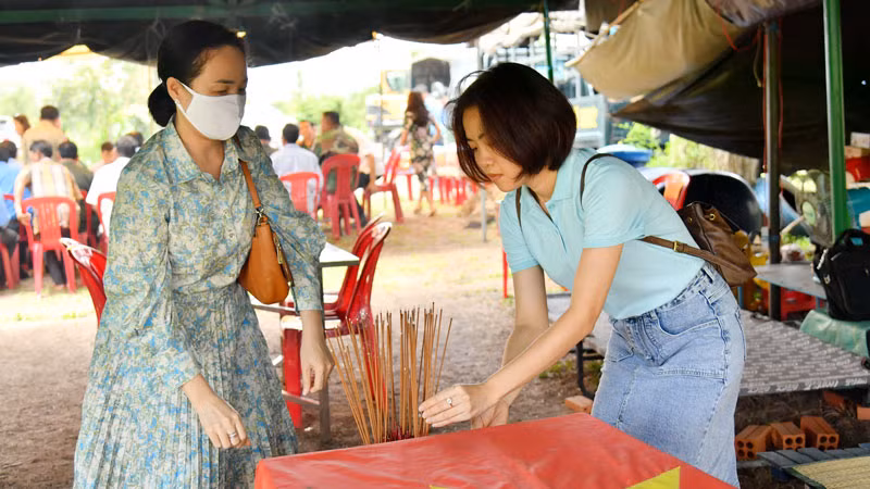 Thành viên Đoàn công tác tỉnh Kiên Giang thắp hương hài cốt liệt sĩ do Đội K92 tìm kiếm, quy tập trên nước bạn Campuchia. Thành viên Đoàn công tác tỉnh Kiên Giang thắp hương hài cốt liệt sĩ do Đội K92 tìm kiếm, quy tập trên nước bạn Campuchia.