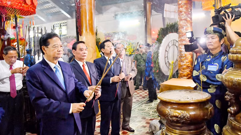 Đồng chí Nguyễn Tấn Dũng, nguyên Thủ tướng Chính phủ và Đại tướng Lê Hồng Anh, nguyên Thường trực Ban Bí thư thắp hương tại Di tích lịch sử văn hóa mộ và đình Nguyễn Trung Trực, chiều 10/10.