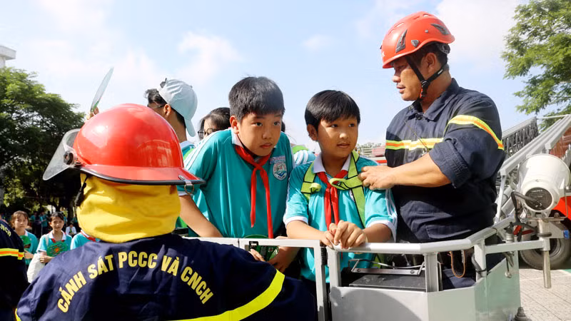Học sinh tham gia trải nghiệm “Chúng em làm lính cứu hỏa”.
