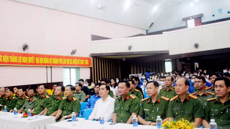 Các đại biểu dự Lễ phát động ngày hội Toàn dân bảo vệ an ninh Tổ quốc. (Ảnh: Công an cung cấp). Các đại biểu dự Lễ phát động ngày hội Toàn dân bảo vệ an ninh Tổ quốc. (Ảnh: Công an cung cấp).