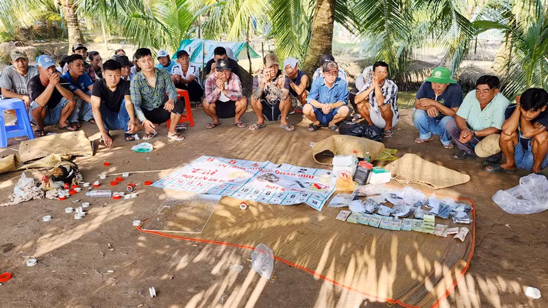 Các đối tượng bị bắt giữ cùng tang vật tại hiện trường. 