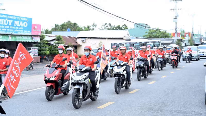 Các tình nguyện viên tham gia diễu hành vận động người dân tham gia hiến máu tình nguyện. Các tình nguyện viên tham gia diễu hành vận động người dân tham gia hiến máu tình nguyện.
