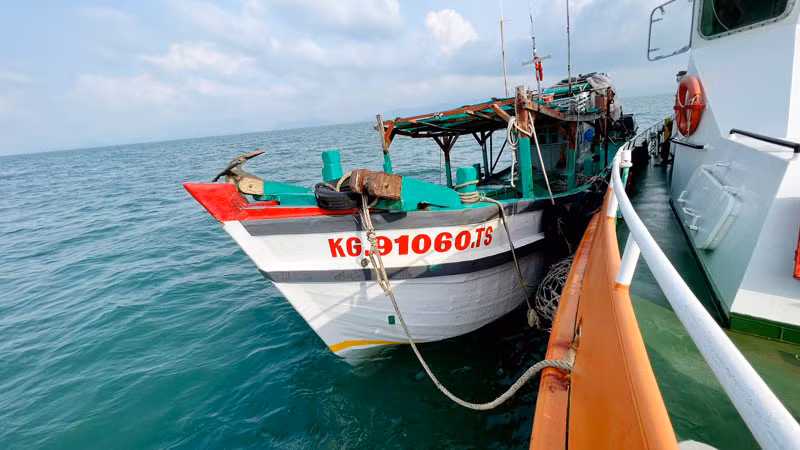 Cán bộ tàu biên phòng BP 20.19.01 tiến hành kiểm tra tàu KG 91060 TS.