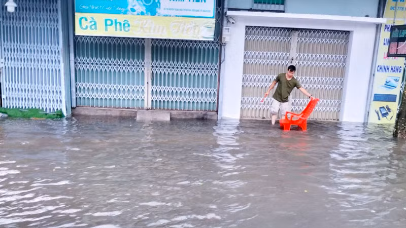 Nước tràn vào nhà dân trên tuyến đường Nguyễn Trung Trực, thành phố Rạch Giá.