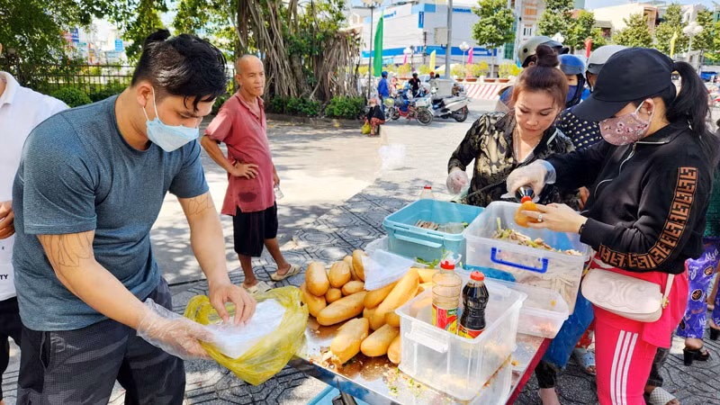 Nhà hảo tâm phát bánh mì, nước uống miễn phí. Nhà hảo tâm phát bánh mì, nước uống miễn phí.