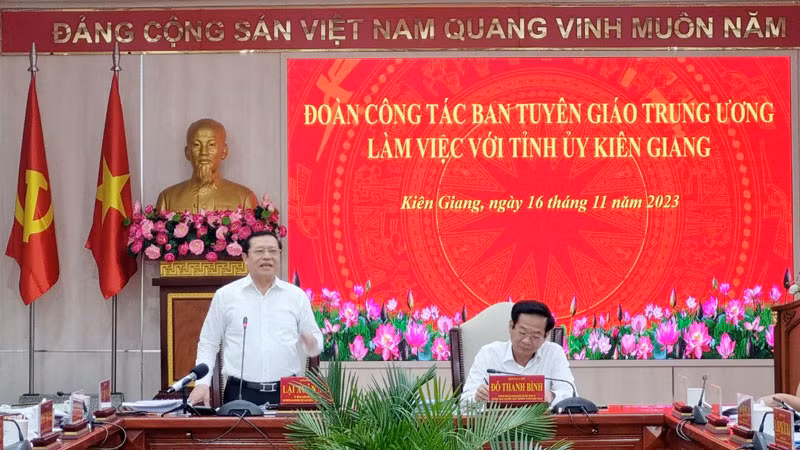 Đồng chí Lại Xuân Môn phát biểu tại buổi làm việc. Đồng chí Lại Xuân Môn phát biểu tại buổi làm việc.