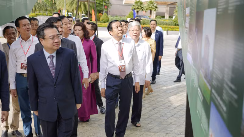 Đại biểu xem hơn 40 tác phẩm được trưng bày là những công trình được giải thưởng Kiến trúc quốc gia; mô hình các đô thị xanh thông minh... Đại biểu xem hơn 40 tác phẩm được trưng bày là những công trình được giải thưởng Kiến trúc quốc gia; mô hình các đô thị xanh thông minh...