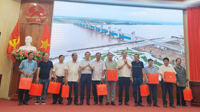 Phó Thủ tướng Chính phủ Trần Lưu Quang và lãnh đạo tỉnh Kiên Giang tặng quà cho ngư dân Kiên Giang. Phó Thủ tướng Chính phủ Trần Lưu Quang và lãnh đạo tỉnh Kiên Giang tặng quà cho ngư dân Kiên Giang.