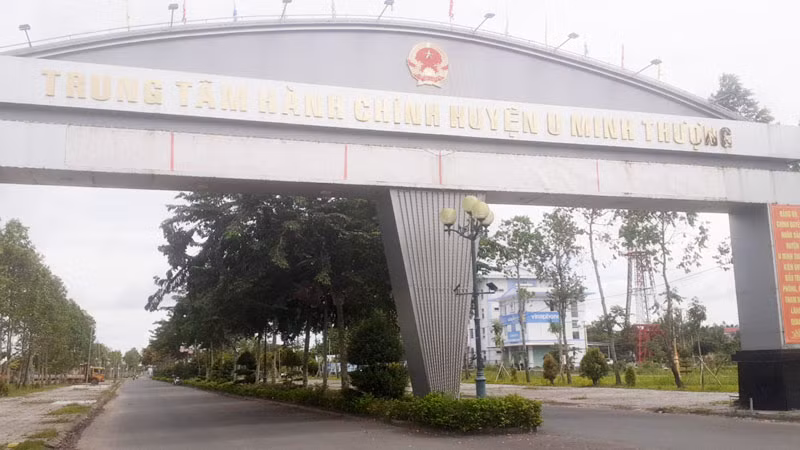 Cổng chào vào Trung tâm hành chính huyện U Minh Thượng. (Ảnh: VĂN VŨ).