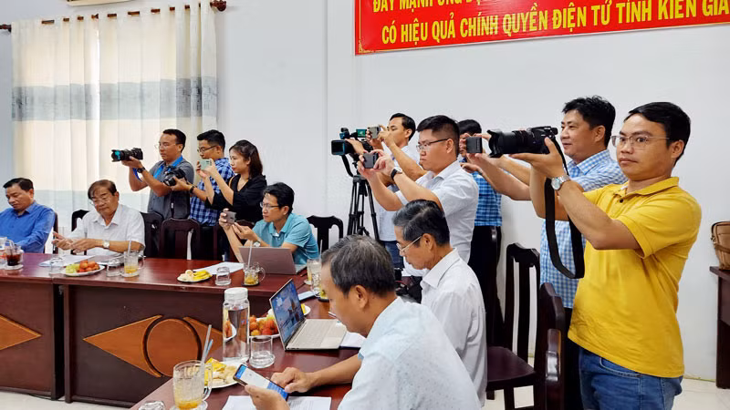 Phóng viên tác nghiệp tại buổi họp báo, chiều 2/10.