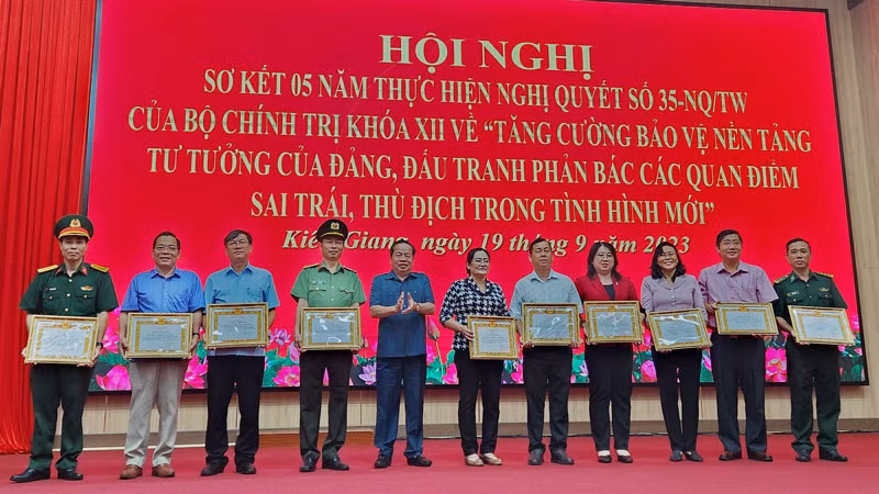 Ban Thường vụ Tỉnh ủy Kiên Giang tặng bằng khen cho 10 tập thể có thành tích xuất sắc qua 5 triển khai thực hiện Nghị quyết số 35-NQ/TW. Ban Thường vụ Tỉnh ủy Kiên Giang tặng bằng khen cho 10 tập thể có thành tích xuất sắc qua 5 triển khai thực hiện Nghị quyết số 35-NQ/TW.