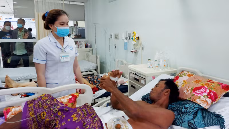 Bệnh nhân Nhoem Slat được chăm sóc tại Bệnh viện đa khoa tỉnh Kiên Giang. Bệnh nhân Nhoem Slat được chăm sóc tại Bệnh viện đa khoa tỉnh Kiên Giang.