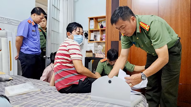 Công an khám xét nhà Trần Văn Luyến. (Ảnh Công an cung cấp). 