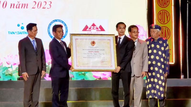 Đại diện Bộ Văn hóa, Thể thao và Du lịch trao Bằng Di sản văn hóa phi vật thể cấp quốc gia “Lễ hội Đình thần Nguyễn Trung Trực-thành phố Rạch Giá, tỉnh Kiên Giang” cho đại diện tỉnh Kiên Giang.