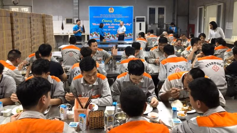  Chương trình "Bữa cơm Công đoàn" tại Công ty cổ phần đầu tư công nghệ Ngôi Sao châu Á (huyện Đan Phượng, thành phố Hà Nội). 
