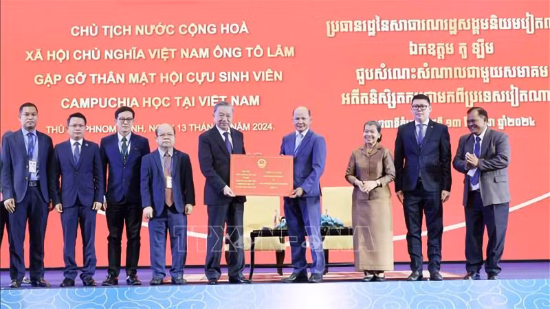 Chủ tịch nước Tô Lâm tặng quà cho Hội Cựu sinh viên Campuchia học tập tại Việt Nam. (Ảnh: TTXVN) 