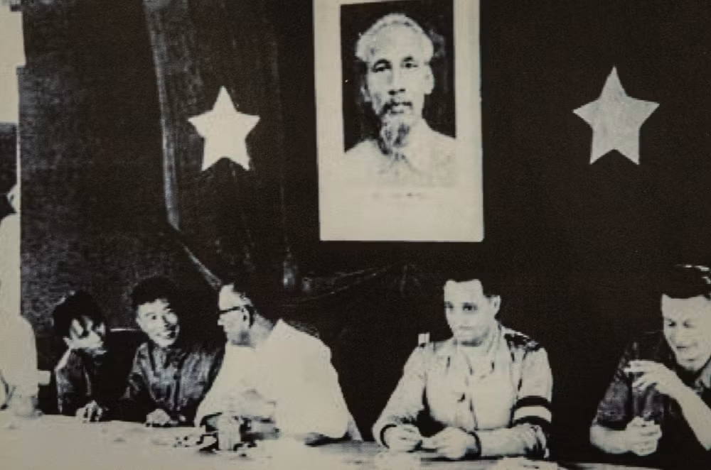 Đồng chí Phạm Hùng, Phó Bí thư Trung ương Cục miền nam (thứ ba từ bên trái sang) trong buổi đón tiếp Ủy ban Quốc tế Kiểm soát và Giám sát tại trụ sở phái đoàn Quân đội nhân dân Việt Nam trong Ban liên hiệp đình chiến ở Nam Bộ. Đồng chí Phạm Hùng, Phó Bí thư Trung ương Cục miền nam (thứ ba từ bên trái sang) trong buổi đón tiếp Ủy ban Quốc tế Kiểm soát và Giám sát tại trụ sở phái đoàn Quân đội nhân dân Việt Nam trong Ban liên hiệp đình chiến ở Nam Bộ.