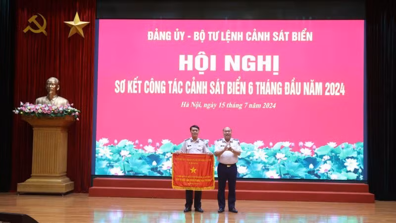 Thừa ủy quyền của Thủ tướng Chính phủ, Thiếu tướng Lê Quang Đạo trao Cờ thi đua của Chính Phủ tặng Cục Nghiệp vụ và Pháp luật Cảnh sát biển.