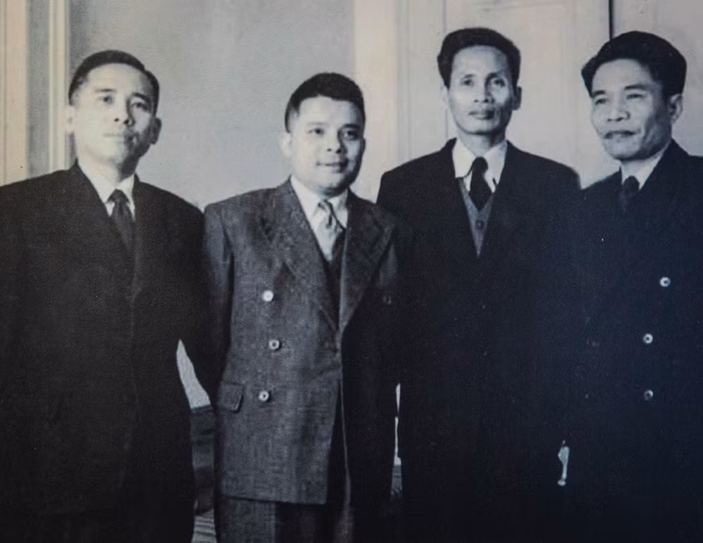 Đoàn đại biểu Việt Nam Dân chủ Cộng hòa tại Hội nghị Geneva (từ bên trái sang): đồng chí Trần Công Tường, Thứ trưởng Tư pháp; đồng chí Phan Anh, Bộ trưởng Công thương; đồng chí Phạm Văn Đồng, Phó Thủ tướng kiêm Quyền Bộ trưởng Ngoại giao; đồng chí Tạ Quang Bửu, Thứ trưởng Quốc phòng. Đoàn đại biểu Việt Nam Dân chủ Cộng hòa tại Hội nghị Geneva (từ bên trái sang): đồng chí Trần Công Tường, Thứ trưởng Tư pháp; đồng chí Phan Anh, Bộ trưởng Công thương; đồng chí Phạm Văn Đồng, Phó Thủ tướng kiêm Quyền Bộ trưởng Ngoại giao; đồng chí Tạ Quang Bửu, Thứ trưởng Quốc phòng.