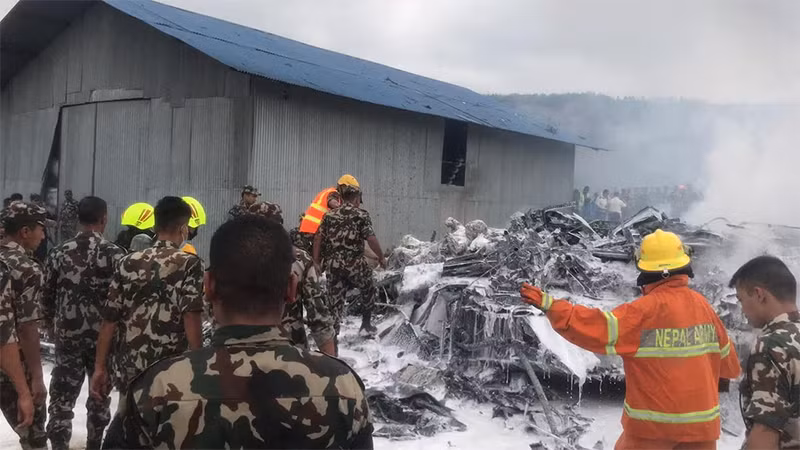 Lực lượng cứu hỏa làm việc tại hiện trường vụ rơi máy bay. (Ảnh: Reuters)
