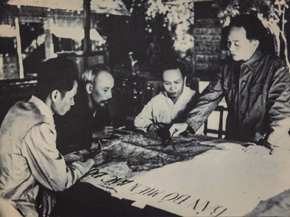 Chủ tịch Hồ Chí Minh và các đồng chí lãnh đạo Đảng họp tại chiến khu Việt Bắc, quyết định mở Chiến dịch Điện Biên Phủ, tháng 12/1953. Chủ tịch Hồ Chí Minh và các đồng chí lãnh đạo Đảng họp tại chiến khu Việt Bắc, quyết định mở Chiến dịch Điện Biên Phủ, tháng 12/1953.