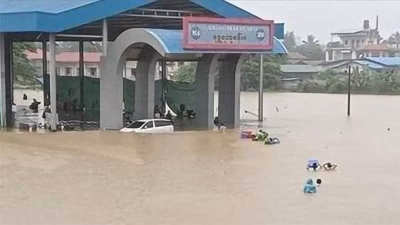 Người dân sơ tán khỏi khu vực ngập lụt tại bang Kachin, Myanmar, ngày 1/7/2024. (Ảnh: TTXVN) 