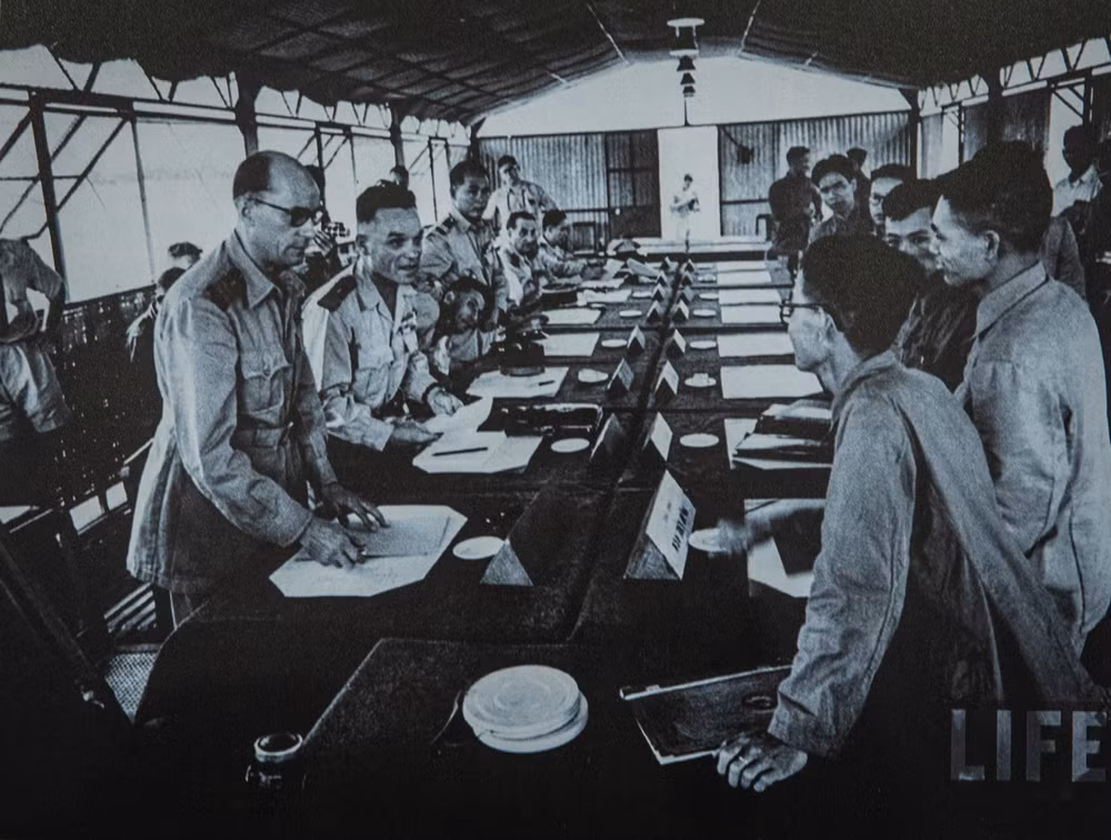 Quang cảnh phiên khai mạc Hội nghị Trung Giã, ngày 4/7/1954. Hội nghị Trung Giã (4/7-27/7/1954) được triệu tập với sự tham gia của hai đoàn đại biểu quân sự Bộ Tổng tư lệnh Quân đội nhân dân Việt Nam và Bộ Chỉ huy Quân đội viễn chinh của Pháp để thảo luận về các vấn đề quân sự do Hội nghị Geneva đã đề ra và quyết định những biện pháp thi hành những quyết định của Hội nghị Geneva, bao gồm những vấn đề về tù binh, thực hiện vấn đề ngừng bắn và giới tuyến quân sự. Quang cảnh phiên khai mạc Hội nghị Trung Giã, ngày 4/7/1954. Hội nghị Trung Giã (4/7-27/7/1954) được triệu tập với sự tham gia của hai đoàn đại biểu quân sự Bộ Tổng tư lệnh Quân đội nhân dân Việt Nam và Bộ Chỉ huy Quân đội viễn chinh của Pháp để thảo luận về các vấn đề quân sự do Hội nghị Geneva đã đề ra và quyết định những biện pháp thi hành những quyết định của Hội nghị Geneva, bao gồm những vấn đề về tù binh, thực hiện vấn đề ngừng bắn và giới tuyến quân sự.