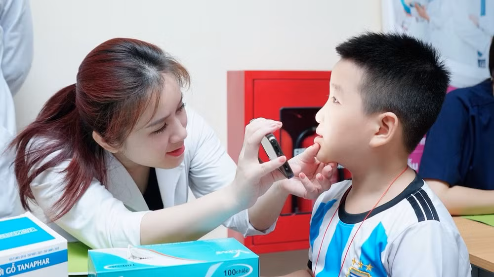 Các bé được khám sàng lọc.