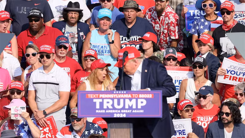 Phản ứng của cựu Tổng thống Mỹ Donald Trump và những người tham gia sự kiện vận động tranh cử của ông khi tiếng súng xuất hiện. (Ảnh: Reuters)