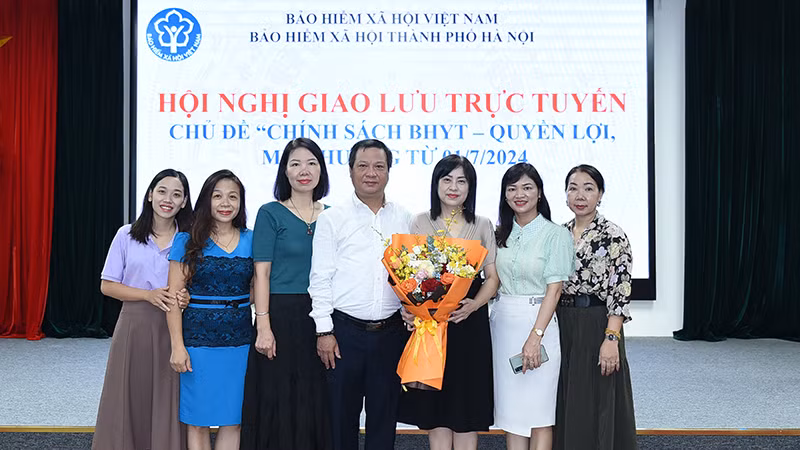 Các chuyên gia của Bảo hiểm xã hội thành phố Hà Nội tại buổi giao lưu trực tuyến. (Ảnh: HSS)