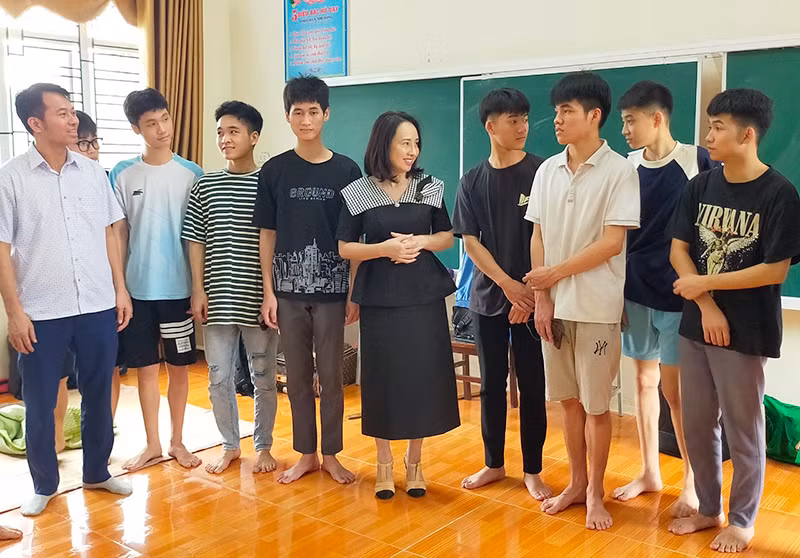 Đồng chí Tống Thị Hương Giang (ở giữa), Phó Chủ tịch UBND huyện Sơn Động (Bắc Giang) thăm hỏi, động viên các thí sinh ở trọ tại Ký túc xá Trường THPT Sơn Động số 2. (Ảnh ĐẶNG GIANG) Đồng chí Tống Thị Hương Giang (ở giữa), Phó Chủ tịch UBND huyện Sơn Động (Bắc Giang) thăm hỏi, động viên các thí sinh ở trọ tại Ký túc xá Trường THPT Sơn Động số 2. (Ảnh ĐẶNG GIANG)