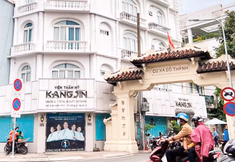 Cơ sở thẩm mỹ Kang Jin (Quận 3) từng bị cơ quan chức năng xử phạt khi quảng cáo sản phẩm, hàng hóa, dịch vụ đặc biệt chưa được cấp phép. (Ảnh QUANG QUÝ)