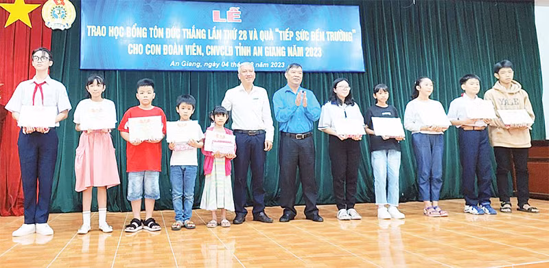 Các học sinh nhận học bổng Tôn Đức Thắng lần thứ 18.