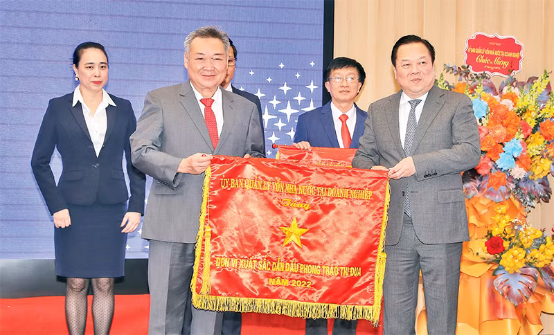 Ủy ban Quản lý vốn nhà nước tại doanh nghiệp tặng cờ đơn vị xuất sắc dẫn đầu phong trào thi đua cho EVNHCMC. Ảnh: EVNHCMC