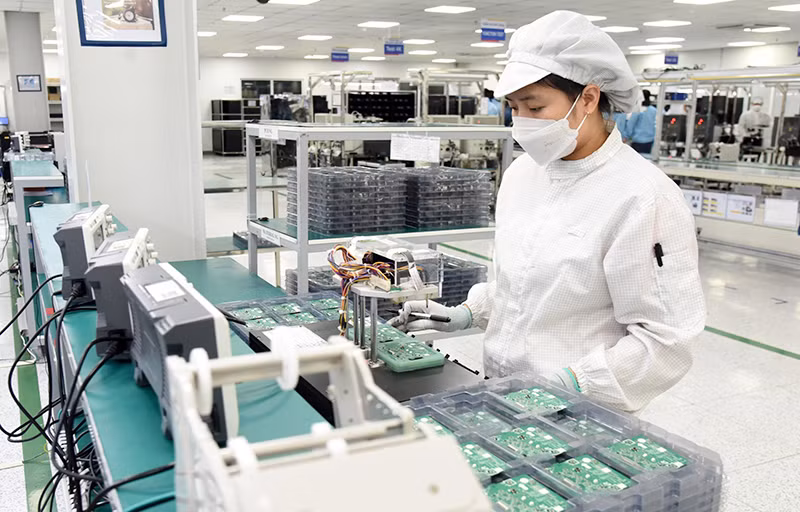Dây chuyền sản xuất linh kiện điện tử của Công ty TNHH Bumjim Electronics Vina (100% vốn đầu tư của Hàn Quốc). Dây chuyền sản xuất linh kiện điện tử của Công ty TNHH Bumjim Electronics Vina (100% vốn đầu tư của Hàn Quốc).