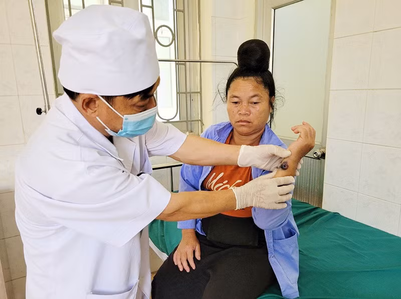 Theo dõi, điều trị người mắc bệnh than tại Trung tâm Y tế huyện Tủa Chùa, tỉnh Điện Biên. (Ảnh LÊ LAN)