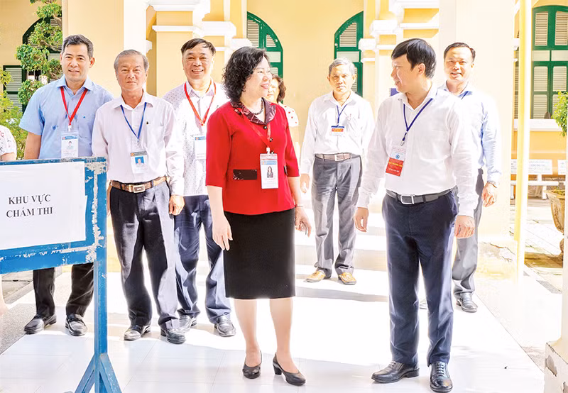 Lãnh đạo Bộ Giáo dục và Đào tạo kiểm tra công tác chấm thi tại tỉnh Tiền Giang. (Ảnh MAI MAI) 